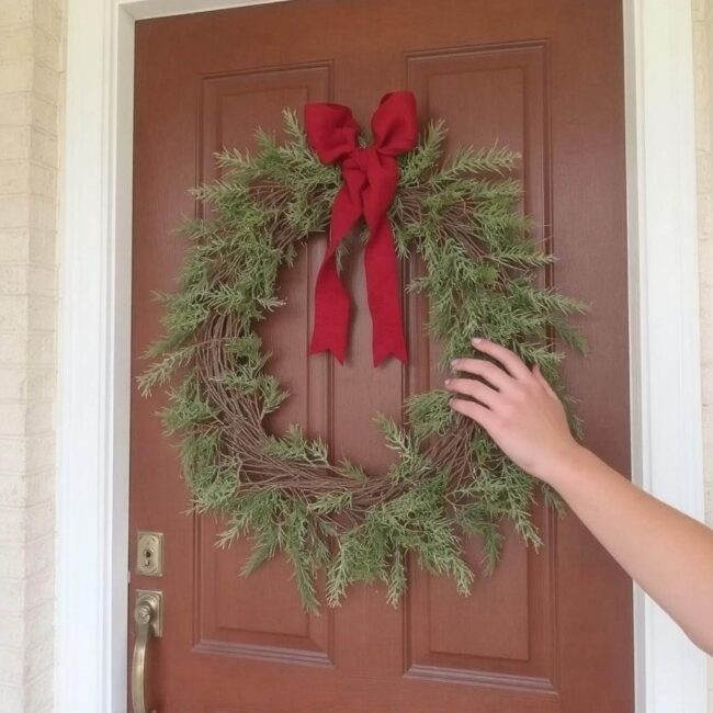 Wskazówki dotyczące mocowania wianka do drewnianych drzwi